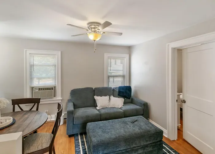 Apartment Cozy 2 Bed 2 Train Stops To The Naval Base Highwood