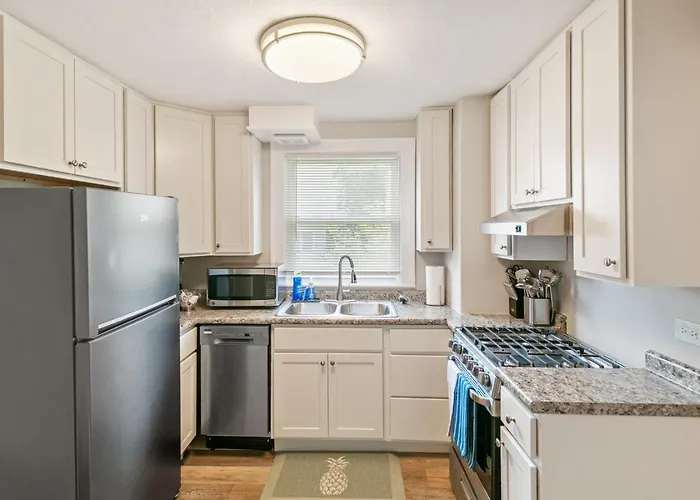 Cozy 2 Bed 2 Train Stops To The Naval Base * Highwood