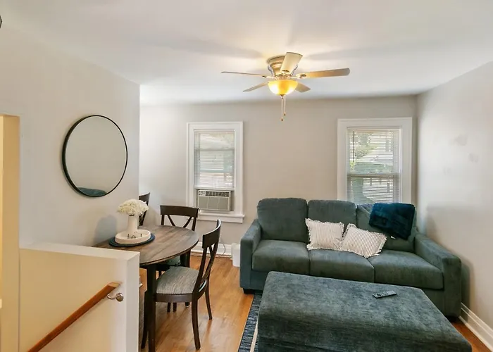 Cozy 2 Bed 2 Train Stops To The Naval Base Highwood