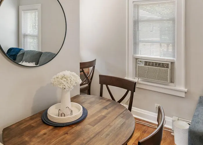 Cozy 2 Bed 2 Train Stops To The Naval Base Apartment *