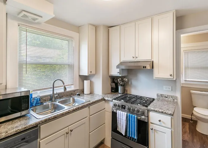 Cozy 2 Bed 2 Train Stops To The Naval Base Apartment *