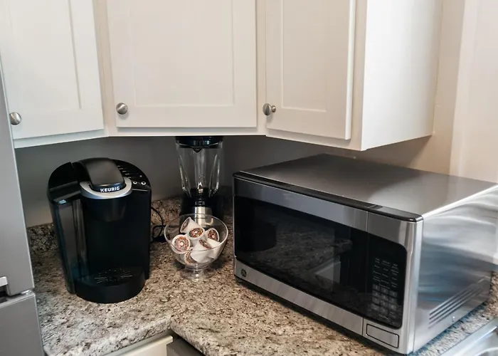 Apartment Cozy 2 Bed 2 Train Stops To The Naval Base *