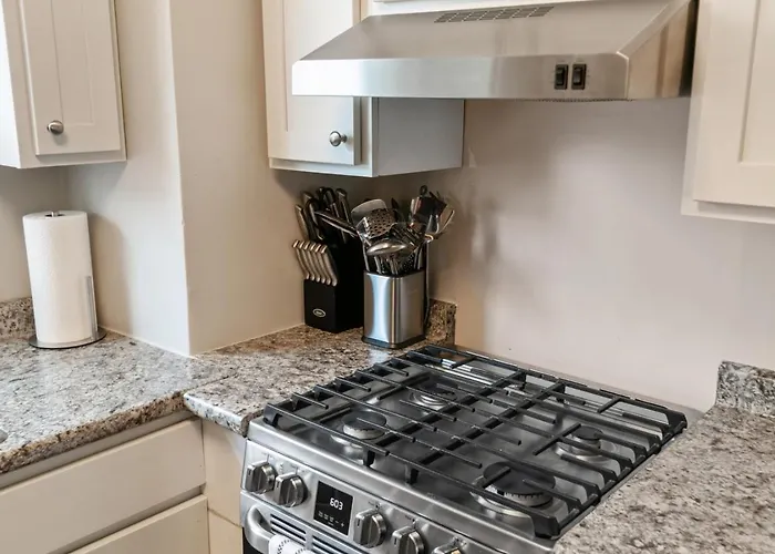 Apartment Cozy 2 Bed 2 Train Stops To The Naval Base