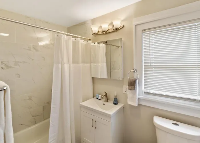 Apartment Cozy 2 Bed 2 Train Stops To The Naval Base