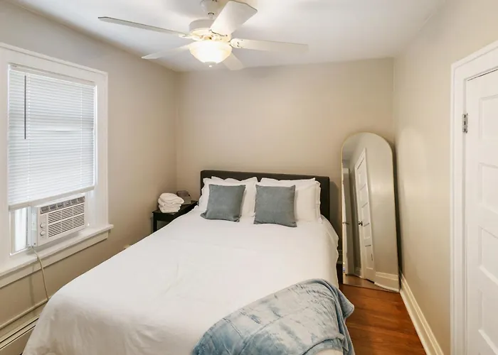 Apartment Cozy 2 Bed 2 Train Stops To The Naval Base *