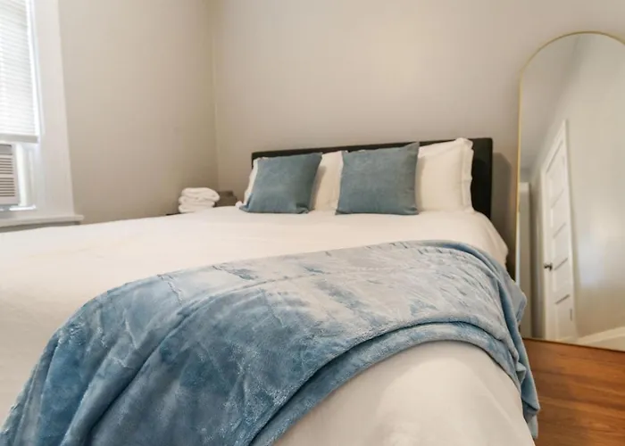 Cozy 2 Bed 2 Train Stops To The Naval Base Apartment Highwood