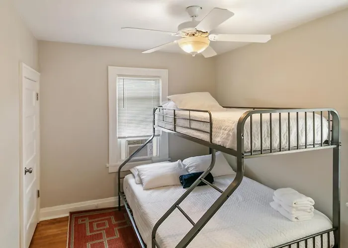 Cozy 2 Bed 2 Train Stops To The Naval Base Highwood