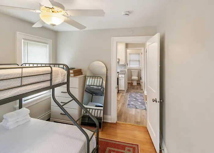 Apartment Cozy 2 Bed 2 Train Stops To The Naval Base