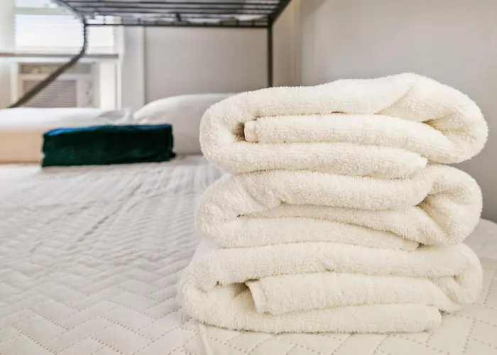 Cozy 2 Bed 2 Train Stops To The Naval Base Apartment Highwood