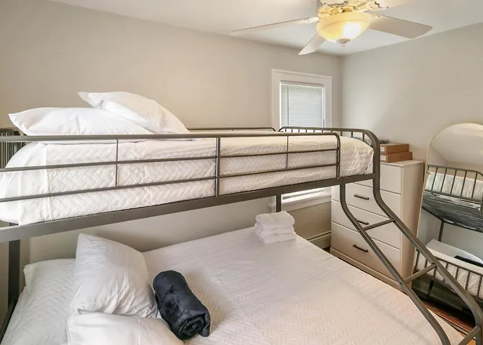 Cozy 2 Bed 2 Train Stops To The Naval Base *