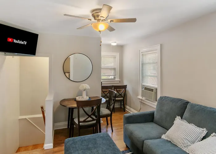 Cozy 2 Bed 2 Train Stops To The Naval Base Apartment *