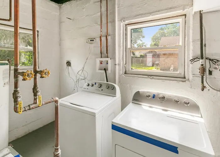 Cozy 2 Bed 2 Train Stops To The Naval Base Apartment