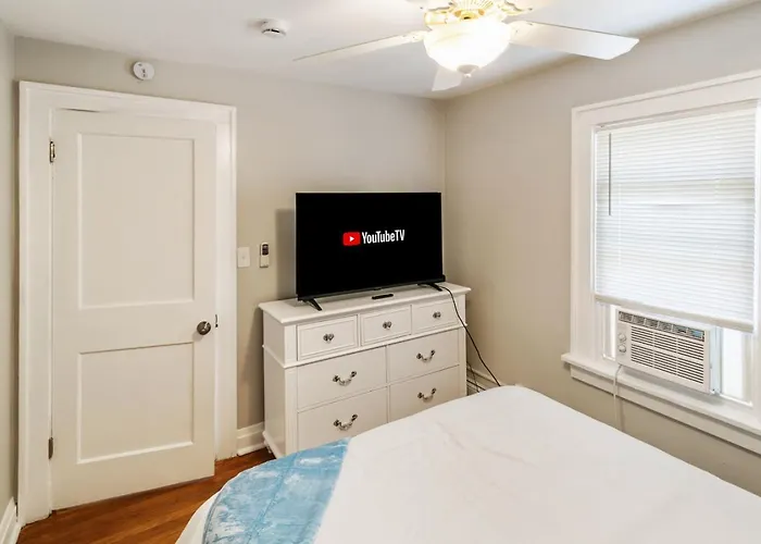 Cozy 2 Bed 2 Train Stops To The Naval Base Highwood