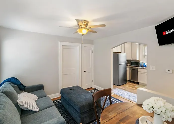 Cozy 2 Bed 2 Train Stops To The Naval Base Apartment Highwood
