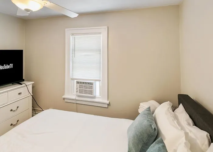 Cozy 2 Bed 2 Train Stops To The Naval Base Highwood